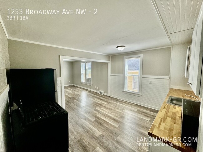 Building Photo - Updated 3 Bed/1Bath – First Month Only $1,...