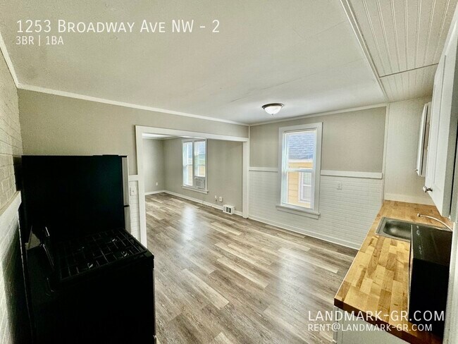 Building Photo - Updated 3 Bed/1Bath – First Month Only $995!