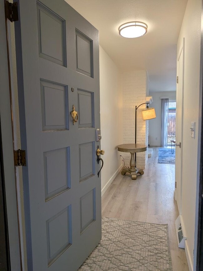 Building Photo - 425 Manhattan Dr