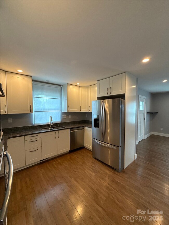 Building Photo - 300 E Peterson Dr