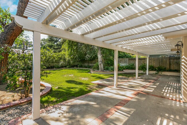 Building Photo - 4365 Bel Air Dr