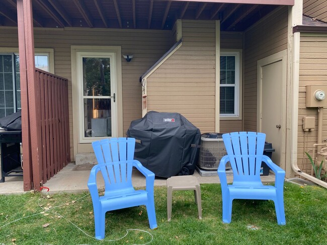 Building Photo - Cozy 2B/2B Remodeled Town Home Just Minute...