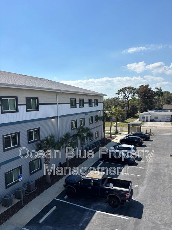 Building Photo - 2771 Royal Palm Ave