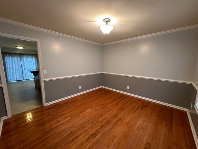 Building Photo - Spacious 4BR/3.5BA Two-Story Home in Queenswood Subdivision