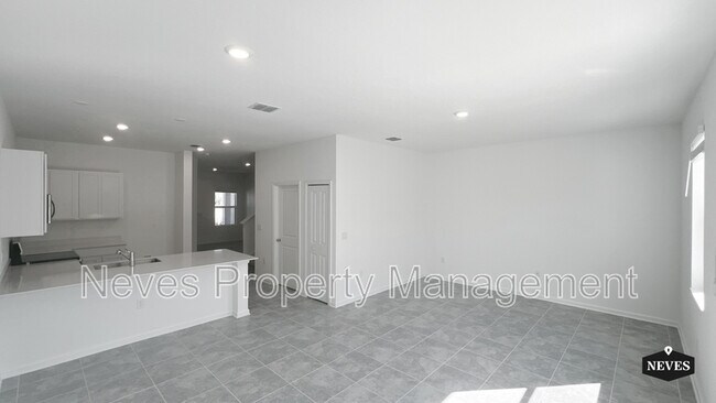 Building Photo - 2562 Skyline Loop