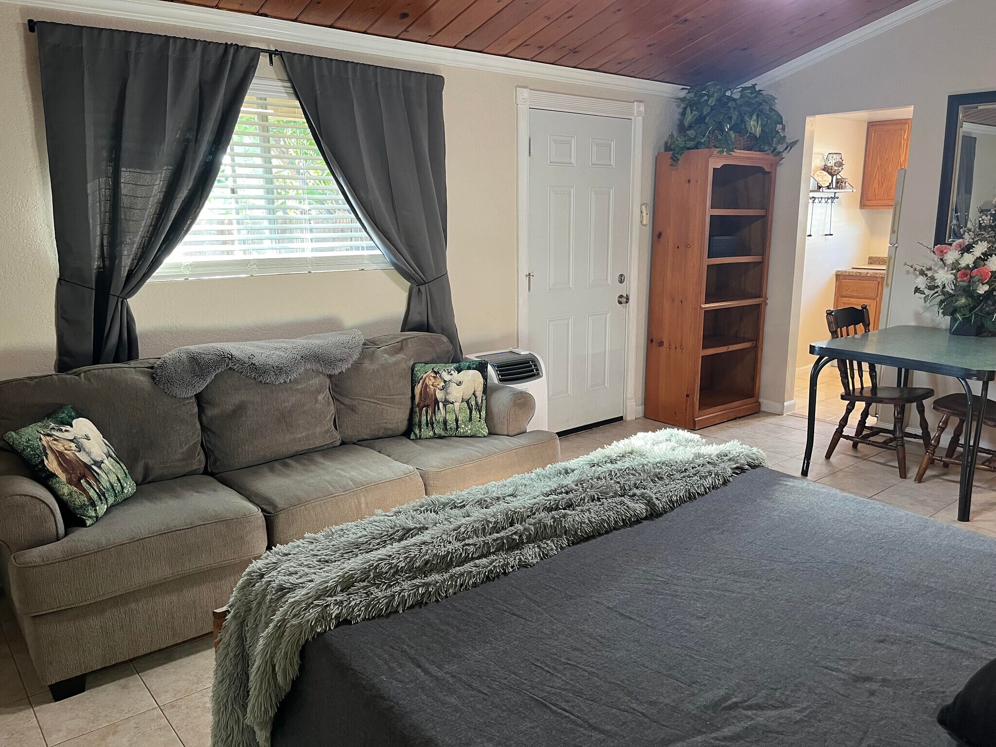 Building Photo - 1032 Greta St