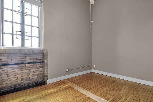 Building Photo - Cozy-Mod New-School Loft