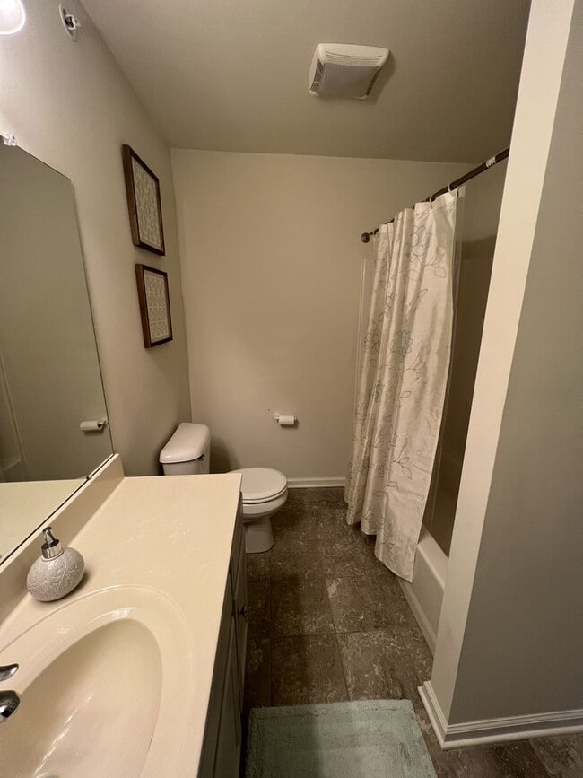 Building Photo - Beautiful like-new townhouse in Parkland school disctrict!