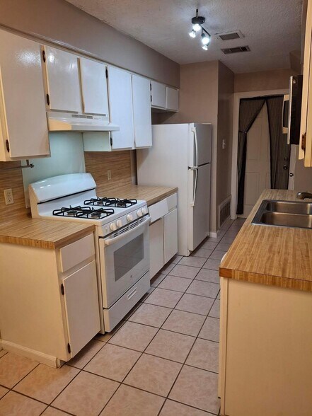 Building Photo - 6702 Deatonhill Dr