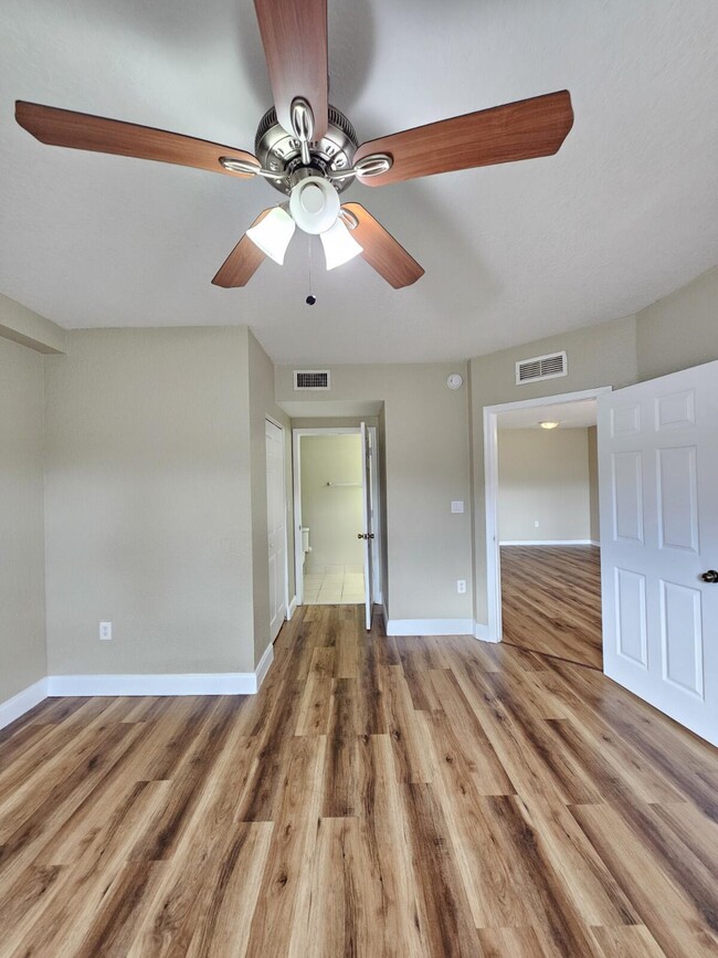 Building Photo - 1063 Golden Lakes Blvd