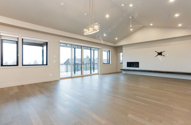 Building Photo - Exquisite Tetherow Living with Resort Memb...