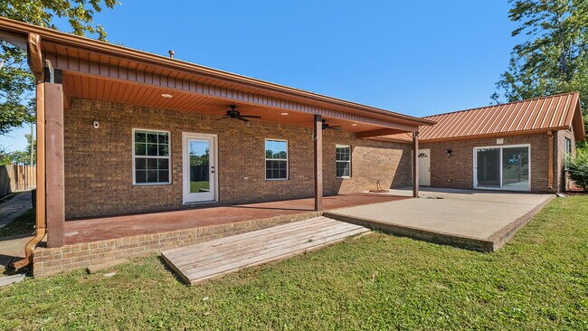 Building Photo - 1414 W Cypress St