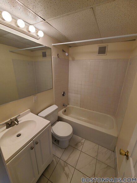 Building Photo - 437 Cambridge St