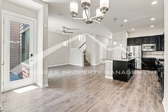 Building Photo - Gorgeous Home with Central AC and Washer/Dryer