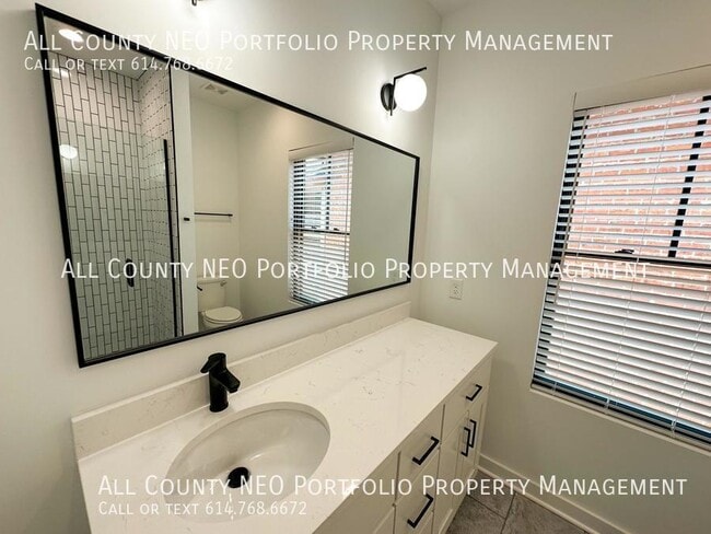 Building Photo - 1053 Oak St