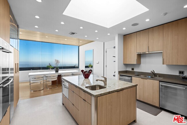 Building Photo - 1646 Blue Jay Way