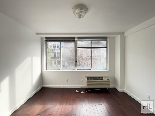 Building Photo - STANHOPE STREET / Spacious 2-Bed 1-Bath / ...