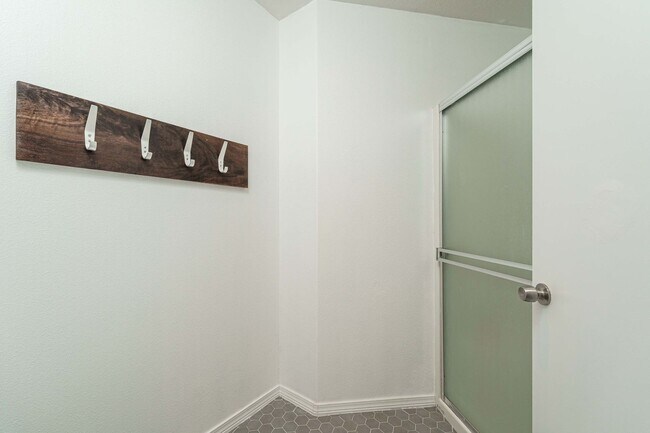 Building Photo - $500 Move In Special  4 Bedroom 2.5 Bath N...