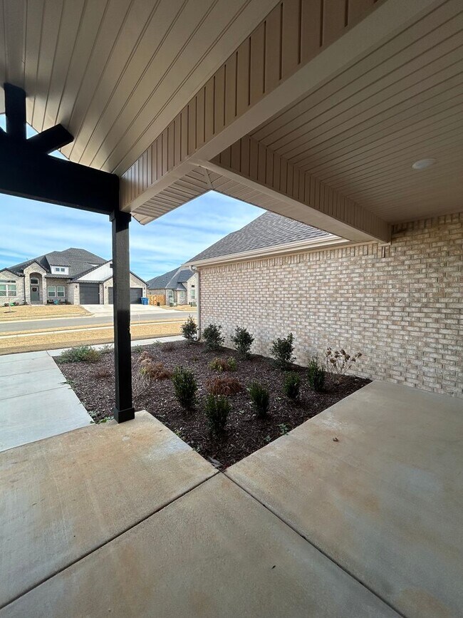 Building Photo - Beautiful Modern Home in Pea Ridge!
