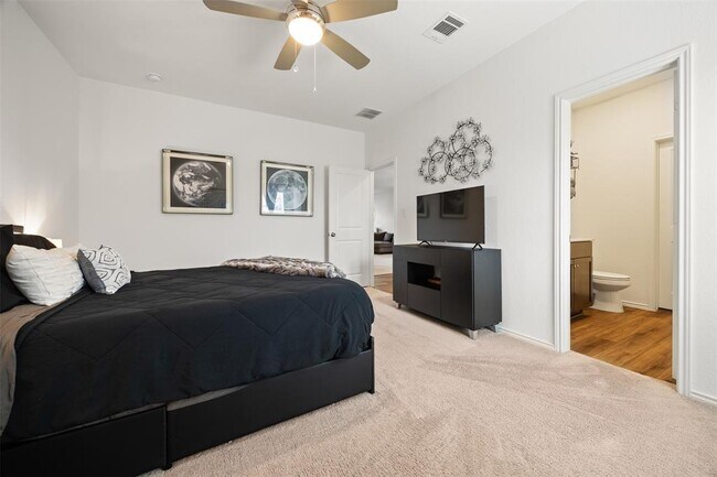 Building Photo - 257 Muscovy Dr