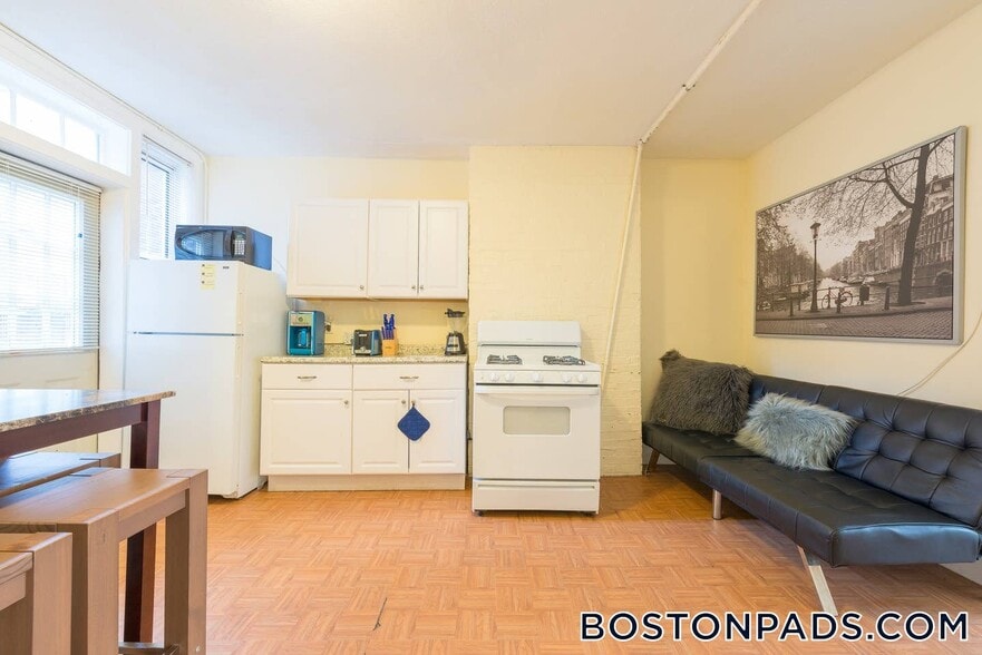 Building Photo - 161 Endicott St