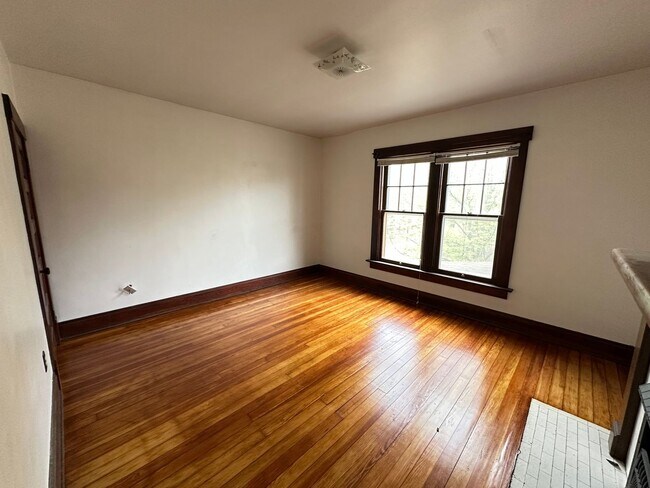 Building Photo - Thurman Ave 273-275 WAG