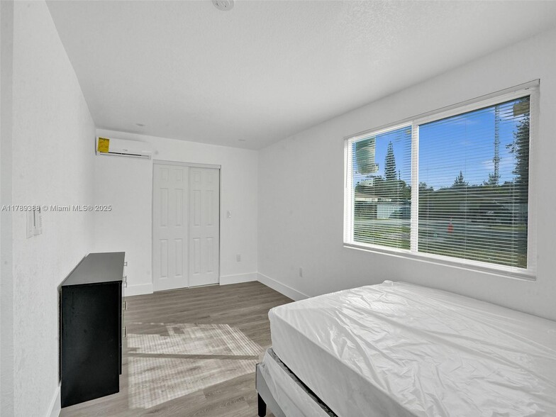 Building Photo - 6147 SW 40th St