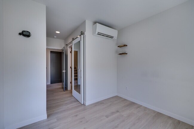 Building Photo - Luxury Capitol Hill Townhome Available Now!