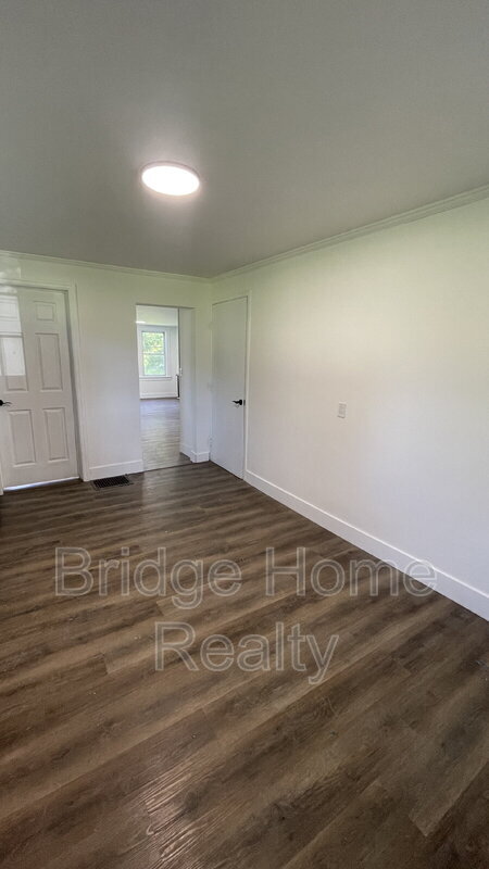 Building Photo - 240 Robinson St
