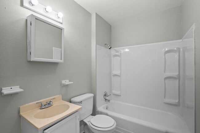 Building Photo - Lovely 1 Bedroom / 1 Bath