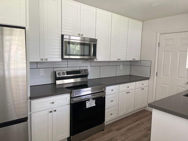 Building Photo - 2 Bedroom / 1 Bathroom Duplex in Old South...