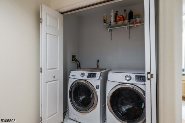 Building Photo - 5 Hidden Pond Ct