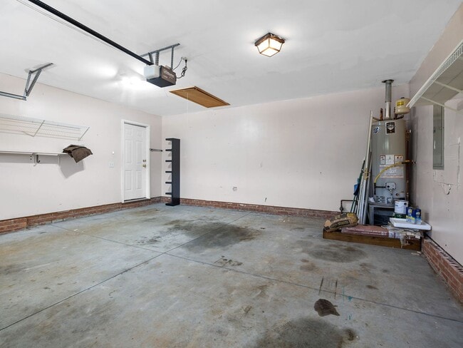 Building Photo - Charming Single-Level 3 BR, 2 BA Home with...
