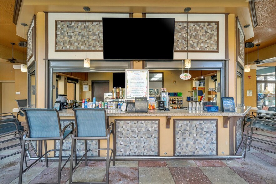 Building Photo - 12562 International Dr