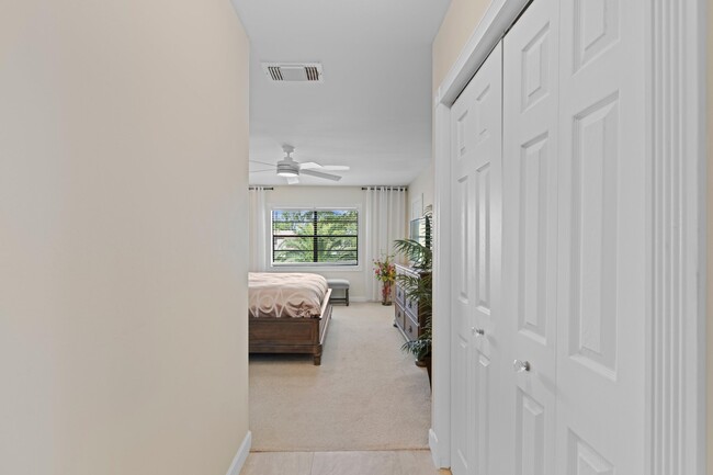 Building Photo - 9267 Vista Del Lago