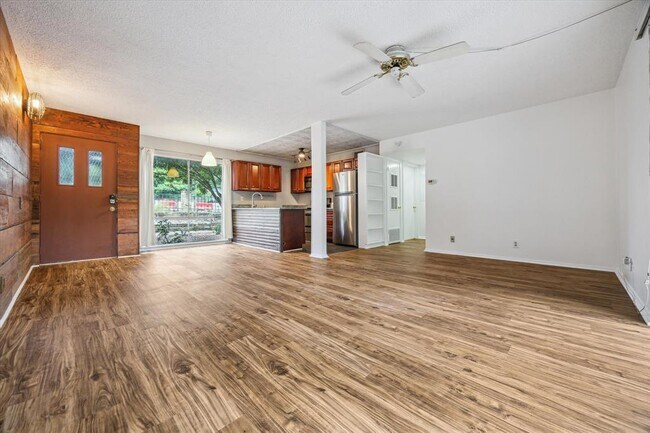 Building Photo - 1304 Mariposa Dr