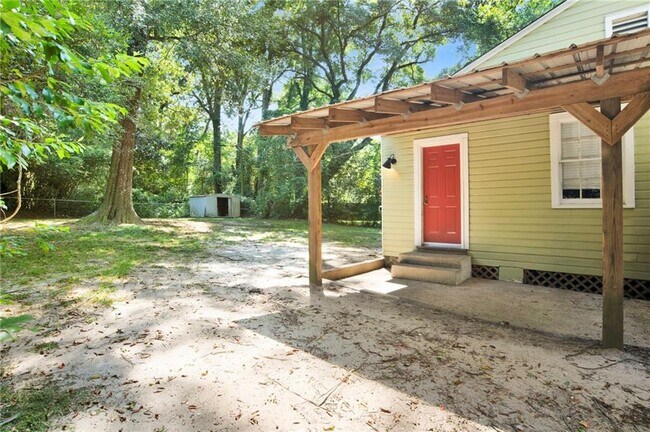 Building Photo - 312 Pineview Ln W