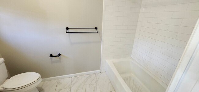 Building Photo - 4 bedroom home in North Columbus