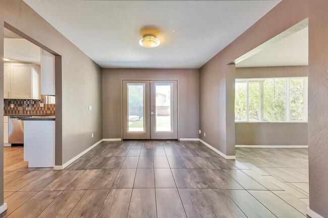 Building Photo - Large 6 Bedroom near Broadway & Rural!  POOL WITH SWIM UP BAR!