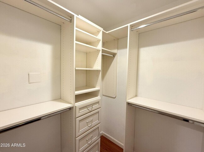 Building Photo - 5212 E Cambridge Ave