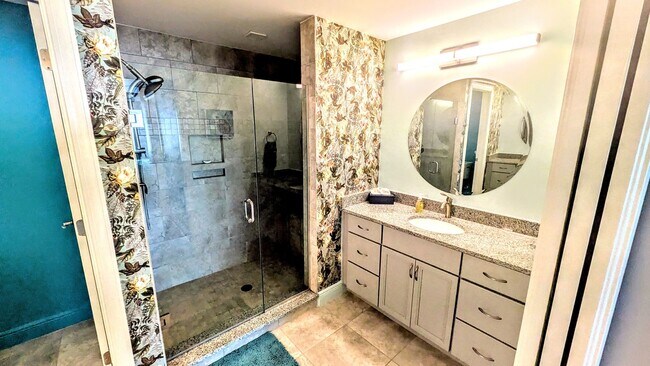 Building Photo - Annual Turnkey 3/3 penthouse on waterfront in Osprey