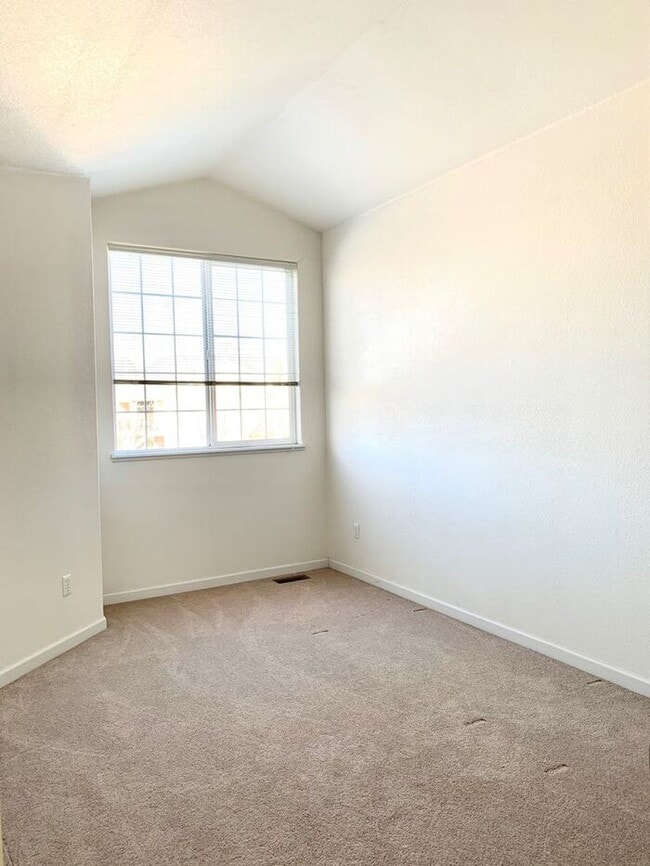 Building Photo - Spacious 3 Bedroom Townhome- Convenient Access to the Front Range