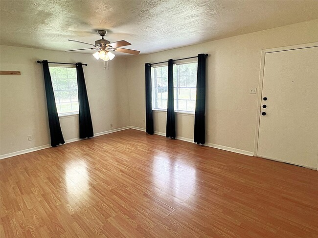 Building Photo - 560 Beverly Dr