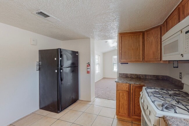 Building Photo - CLEAN CUTE SOUTH VALLEY 2 Bedroom 1 Bath