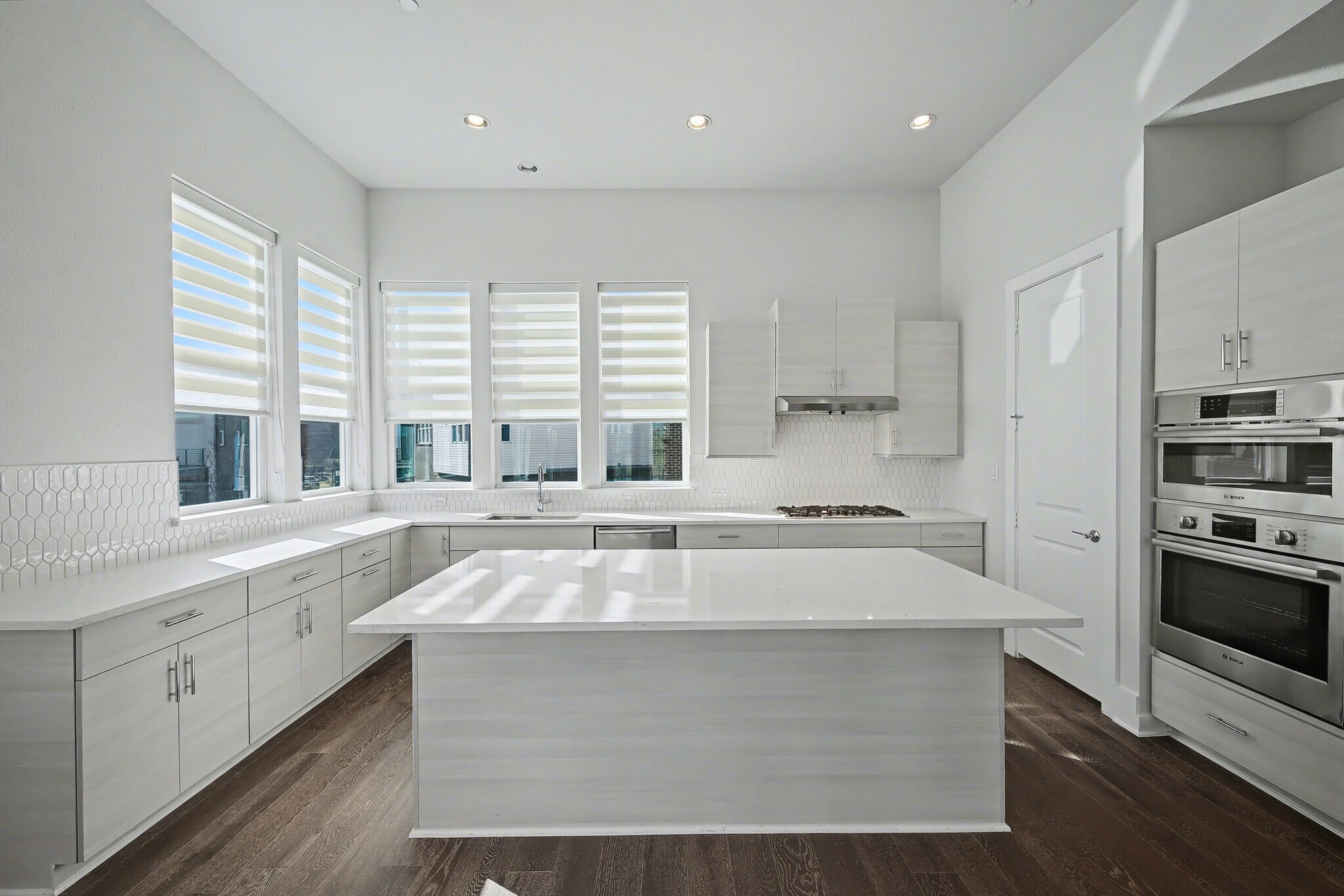 Building Photo - 381 E Greenbriar Ln