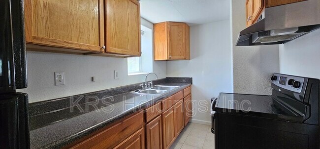 Building Photo - 927 Little Bay Ave