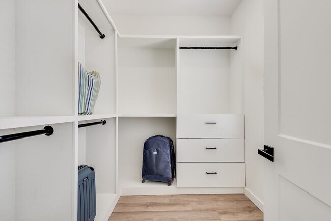 Building Photo - Gorgeous 3/3.5 Townhome Minutes From Downt...