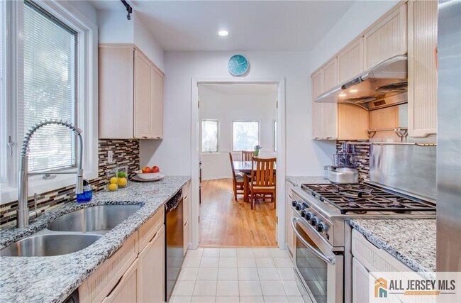 Building Photo - 388 Sayre Dr