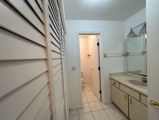 Building Photo - 1/2 Duplex For Rent !