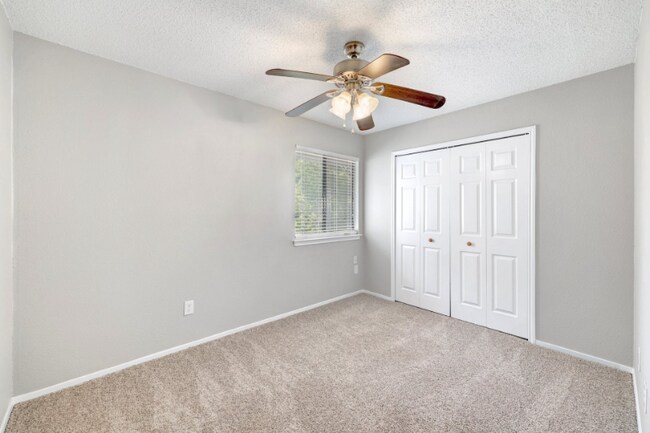 Building Photo - 2102 Bluebonnet Dr